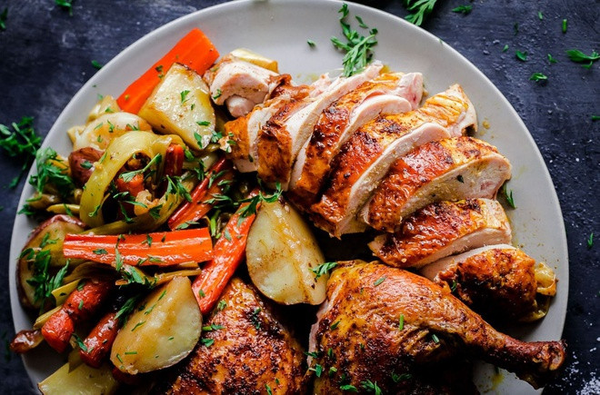  Ăn quá nhiều vào bữa tối: Nếu bạn thường ăn tối nhiều và thịnh soạn, đây là thói quen xấu cho sức khỏe. Bữa ăn có nhiều chất béo khiến quá trình tiêu hóa chậm lại, gây cảm giác khó tiêu. Ngoài ra, khi bạn ngủ sâu, não sản sinh ra hormone tăng trưởng. Nếu bạn ăn nhiều vào buổi tối, hormone này lưu trữ thực phẩm trong hệ thống như là chất béo, thay vì chuyển hóa thành nhiên liệu cho cơ thể. Ảnh: Pinterest.