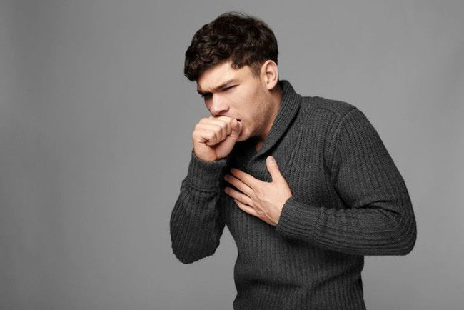 Chang trai khong hut thuoc, phoi nhu “luoi danh ca”... thu pham nam tren tuong