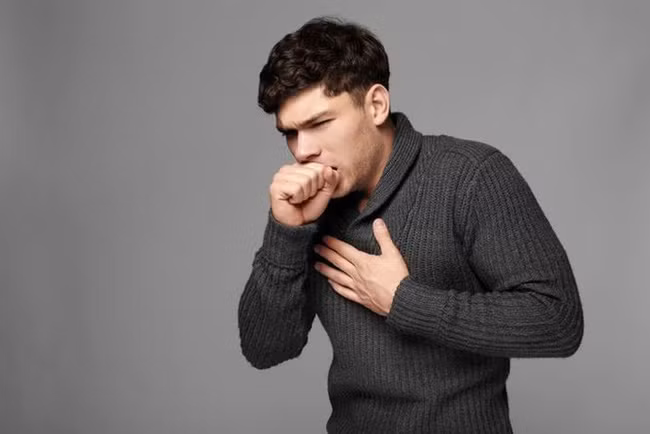 Chang trai khong hut thuoc, phoi nhu “luoi danh ca”... thu pham nam tren tuong