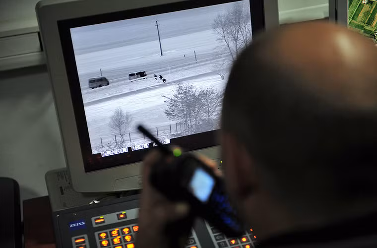 Thiết bị quan sát ảnh nhiệt phát hiện các đối tượng thông qua nhiệt độ và hiển thị thành các bảng màu tương ứng qua một bộ vi xử lý.