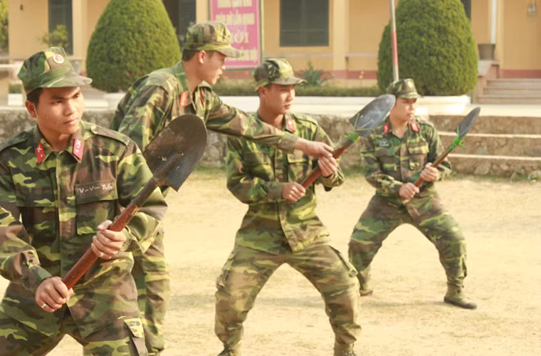 Các chiến sĩ bộ binh luyện chiến đấu bằng xẻng.