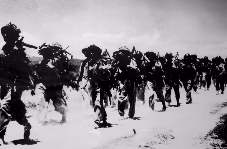 Bộ đội hành quân tham gia chiến dịch Tây Bắc, 1952.