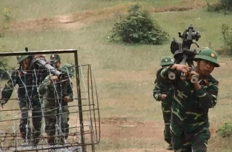 Đơn vị mang hỏa lực hạng nặng theo bộ binh vượt qua cửa mở.