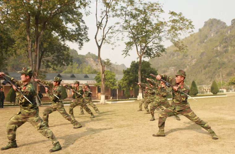 Các chiến sĩ bộ binh QĐND Việt Nam thường được trang bị vũ khí cá nhân là súng trường AK, lựu đạn. Hỏa lực hạng nặng đi kèm có súng máy RPK/RPD/PKM, súng phóng lựu B41, M79, súng cối…