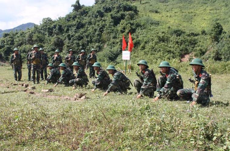 Ngày đêm hăng say luyện tập với khẩu hiệu “thao trường đổ mồ hôi, chiến trường bớt đổ máu”.