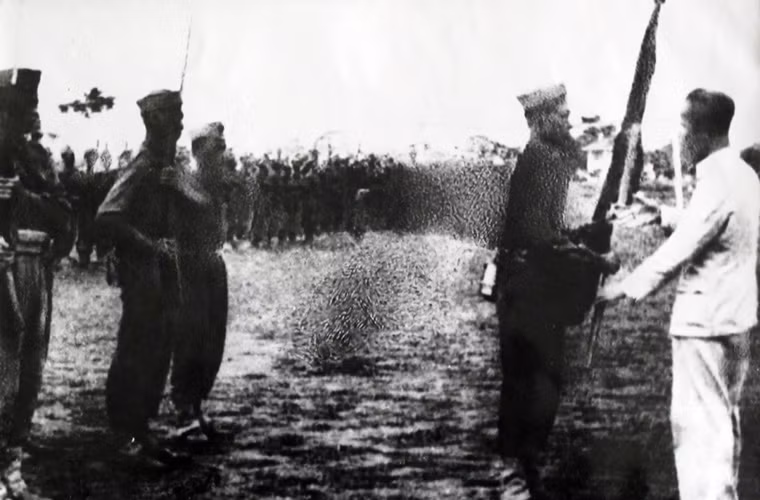 Chủ tịch Hồ Chí Minh thăm trường Võ bị Trần Quốc Tuấn, tháng 5/1946 và trao lá cờ "Trung với nước, Hiếu với dân" cho nhà trường.