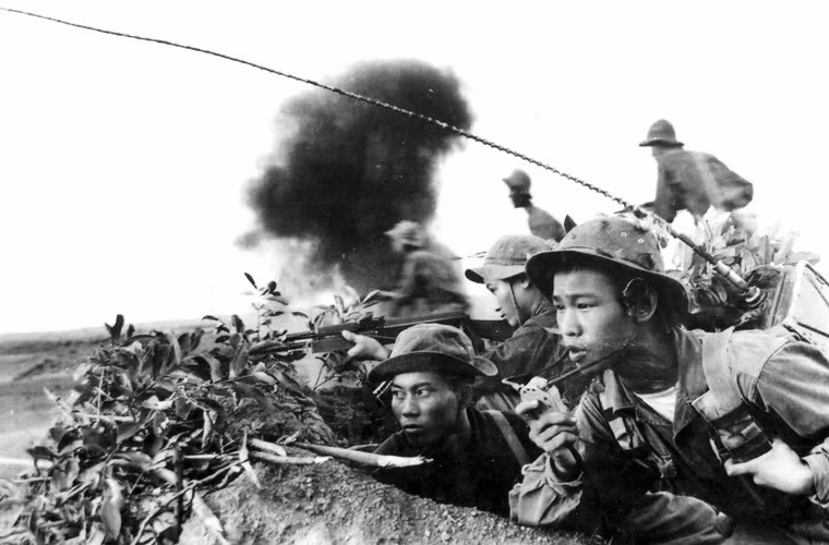 Tiểu đội thông tin của Trung đoàn 27, mặt trận B5 Trị Thiên - Huế do đồng chí trung sĩ Trần Minh Quang phụ trách đang theo sát đơn vị truy kích địch tại Quảng Trị.