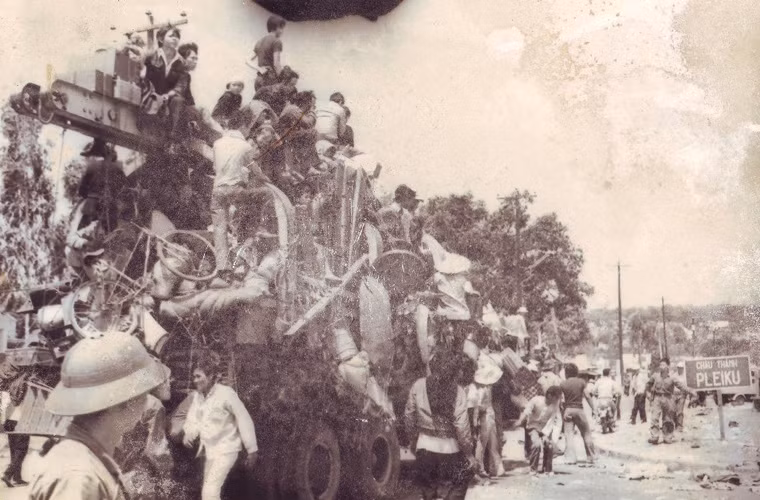 Bằng mọi phương tiện các chiến sĩ giải phóng Tây Nguyên đưa nhân dân trở về ổn định đời sống.