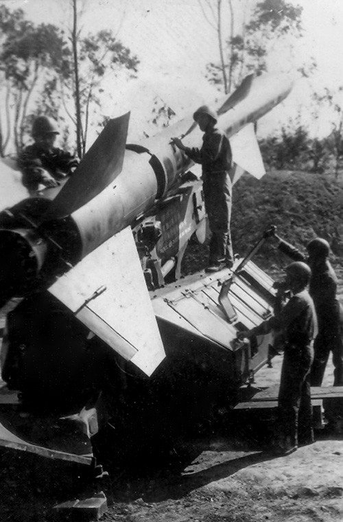 Bảo quản tốt khí tài tên lửa phòng không đánh thắng giặc Mỹ xâm lược.