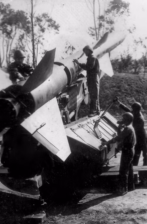 Bảo quản tốt khí tài tên lửa phòng không đánh thắng giặc Mỹ xâm lược.