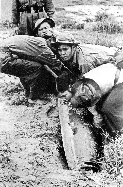 Các chiến sĩ Tiểu đoàn 17 Công binh đang xử lý, vô hiệu hóa những quả bom tọa độ của địch, đánh vào khu vực sư đoàn làm nhiệm vụ chiến đấu tại Quảng Trị, năm 1972.