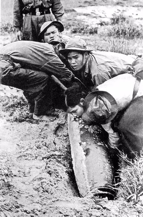 Các chiến sĩ Tiểu đoàn 17 Công binh đang xử lý, vô hiệu hóa những quả bom tọa độ của địch, đánh vào khu vực sư đoàn làm nhiệm vụ chiến đấu tại Quảng Trị, năm 1972.