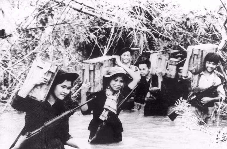 Dân quân tải đạn, phục vụ chiến dịch trong kháng chiến chống Mỹ, cứu nước.