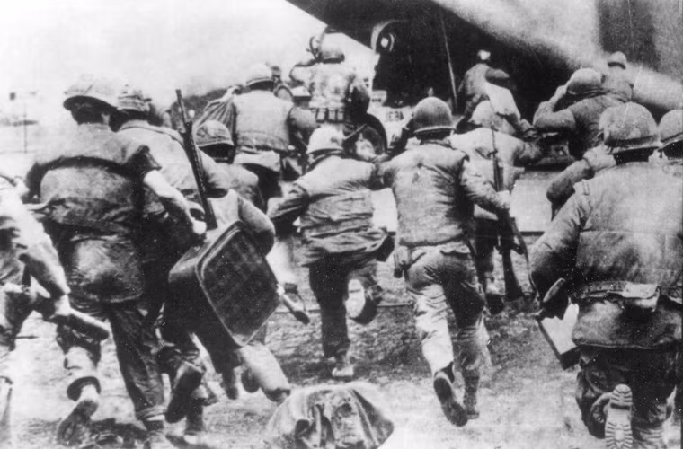 Quân Mỹ rút chạy khỏi Khe Sanh năm 1968.