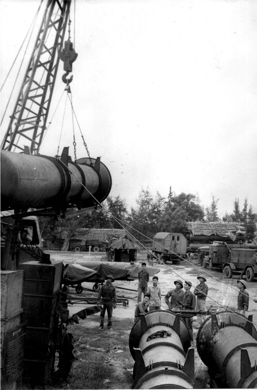 Trong giai đoạn này, QĐND Việt Nam, quân giải phóng miền Nam không ngừng lớn mạnh, càng đánh càng thắng và chiến thắng ngày càng lớn. Trong ảnh, chuẩn bị vũ khí, khí tài, sẵn sàng đối phó với giặc Mỹ xâm lược từ trên không ở miền Bắc.