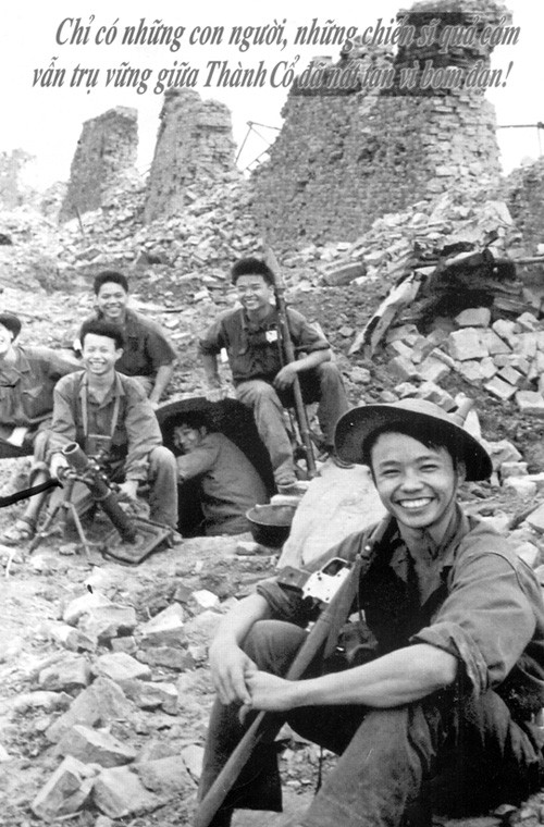 Chỉ có những con người, những chiến sĩ quả cảm vẫn trụ vững giữa Thành cổ đã nát tan vì bom đạn!