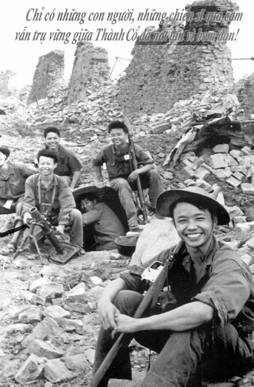 Chỉ có những con người, những chiến sĩ quả cảm vẫn trụ vững giữa Thành cổ đã nát tan vì bom đạn!
