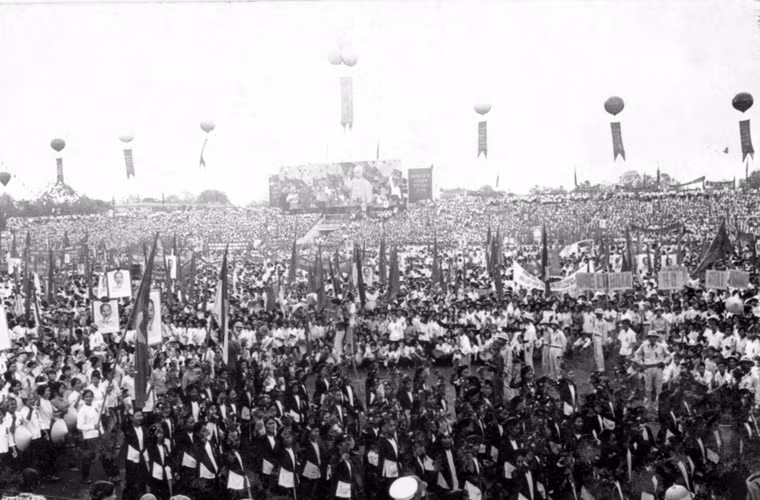 Mừng chiến thắng ở Hà Nội.