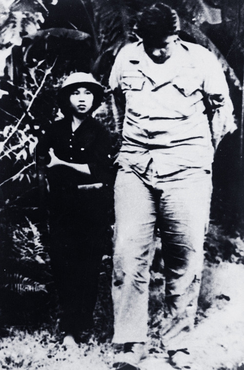 Nữ dân quân Nguyễn Thị Kim Lai xã Hương Phong, huyện Hương Khê (Hà Tĩnh) bắt sống phi công Rôbíncơn, ngày 20/9/1965.