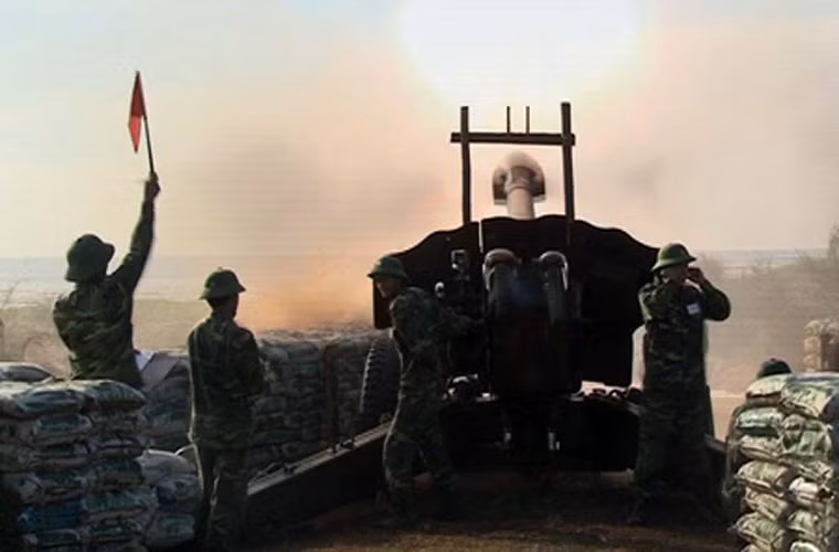 Lựu pháo D-20 152mm khai hỏa trong diễn tập bắn đạn thật.