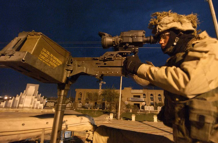 Súng máy 12.7 mm cùng thiết bị nhìn ban đêm được gắn trên xe bọc thép Hummer của quân đội Mỹ.