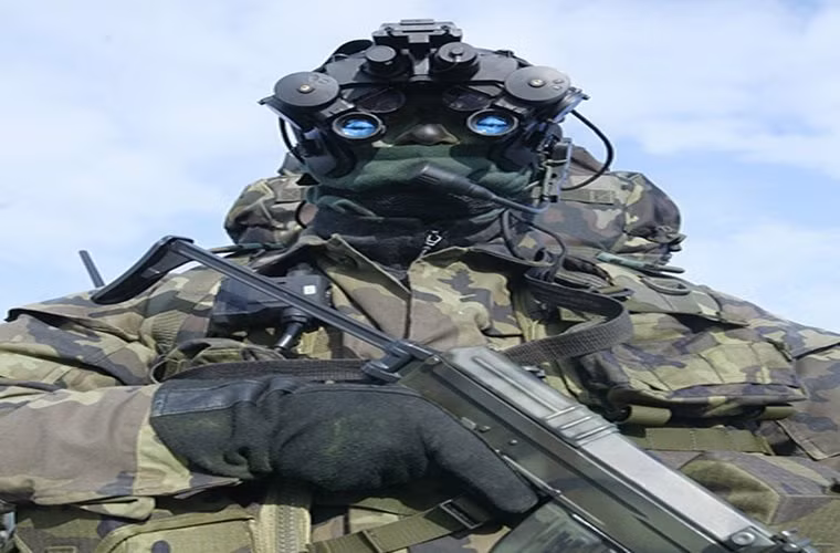 Còn đây là các thiết bị nhìn ban đêm được gắn trên bộ đồ tác chiến dành cho Lực lượng đặc nhiệm mặt đất của Cộng hòa Czech.