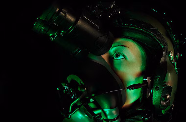 Mũ phi công hiện đại cũng được thiết kế với hệ thống hỗ trợ tầm nhìn.