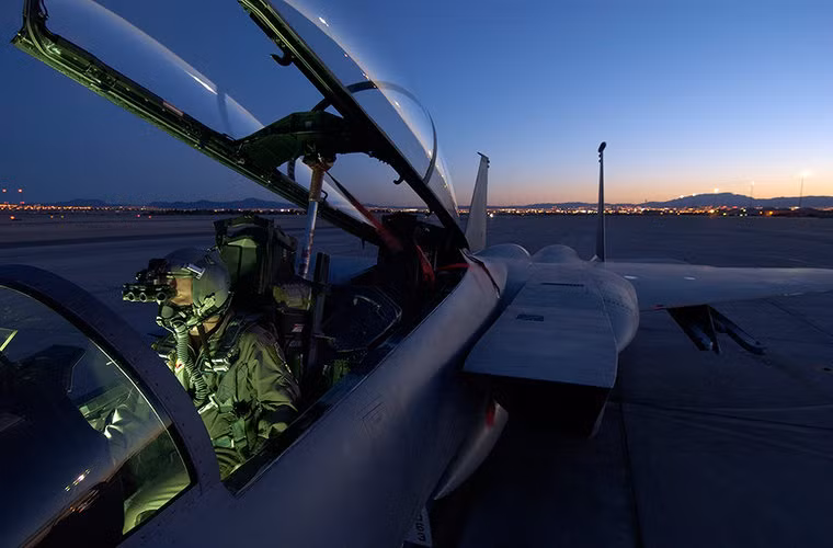 Thiết bị này hỗ trợ quan trọng cho các chuyến bay vào ban đêm của các phi công. Đây cũng là thời gian bay bắt buộc trong chương trình đào tạo các phi công quân sự.