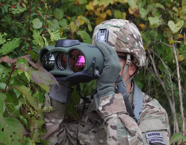 Một lính Mỹ đang sử dụng thiết bị cầm tay được trang bị ống kính Mark VIIE có thể tạo hình ảnh nhiệt và hệ thống GPS để nhắm mục tiêu.