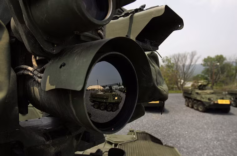 Thiết bị nhìn đêm gắn trên xe bọc thép Stryker của quân đội Mỹ.