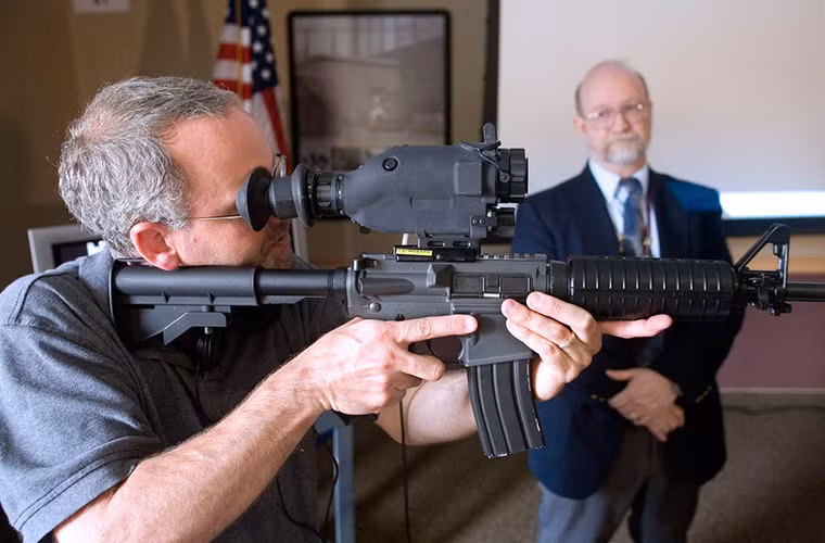 Thiết bị quan sát ảnh nhiệt nhỏ gọn do BAE Systems phát triển được gắn vào những khẩu súng.