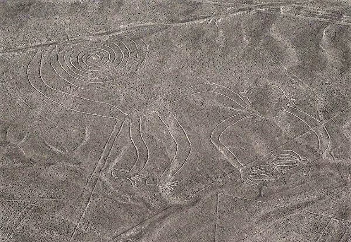  Đường vẽ Nazca (Peru): có hàng trăm hình vẽ với các kích thước và mức độ phức tạp khác nhau, trong đó, các hình lớn nhất có chiều ngang hơn 200m. Những đường vẽ này có thể nhìn thấy rõ nhất từ máy bay hoặc từ các chân đồi xung quanh. Một trong số các giả thuyết cho rằng, người Nazca đã tạo ra chúng để được các vị thần chú ý đến.