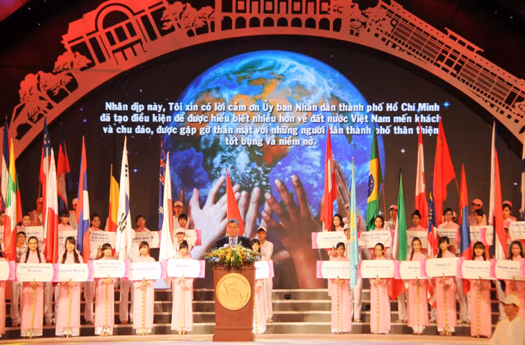 Trưởng các đoàn Lãnh sự tại TP HCM, Tổng Lãnh sự quán Nga đã thay mặt các đoàn cám ơn UBND TP HCM đã tạo điều kiện để hiểu biết nhiều hơn về đất nước VN mến khách, chu đáo, được gặp những người dân TP thân thiện, tốt bụng và niềm nở".