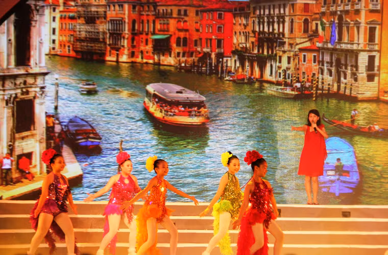 Nhiều tiết mục văn hóa truyền thống của các nước trên thế giới được trình diễn tại lễ khai mạc...