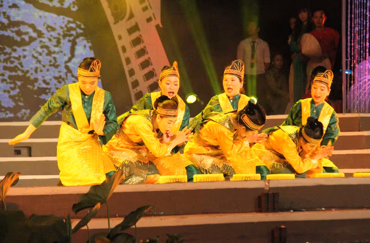 Nhiều tiết mục văn hóa truyền thống của các nước trên thế giới được trình diễn tại lễ khai mạc... Tiết mục "Cầu mưa" do các ca sĩ quốc gia Indonesia trình diễn tại lễ hội.