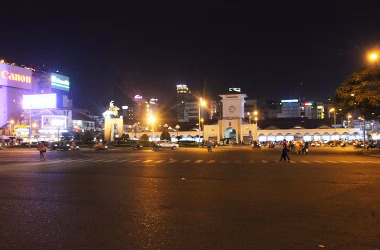 Khu vực vòng xoay Quách Thị Trang trước chợ Bến Thành thưa thớt người qua lại dù mới hơn 7h tối cuối tuần.