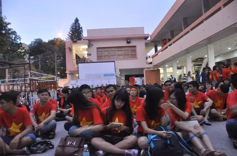 Dù còn hơn 1 giờ mới bắt đầu trận đấu ở tận Mỹ Đình (Hà Nội), nhưng ở TP HCM (cách xa hơn 2000km), hàng nghìn bạn trẻ đã chật kín ngồi chờ.