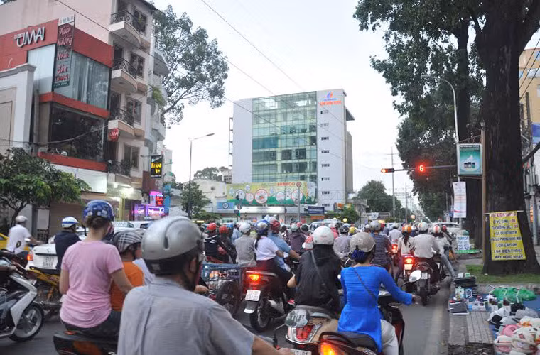 Khi mặt trời chưa tắt hẳn, các tuyến đường xung quanh nhà văn hóa Thanh Niên TP HCM đã kín dòng người đổ về để chờ xem truyền hình trực tiếp các tuyển thủ U19 Việt Nam đá trận chung kết với U19 Nhật Bản từ sân Mỹ Đình.