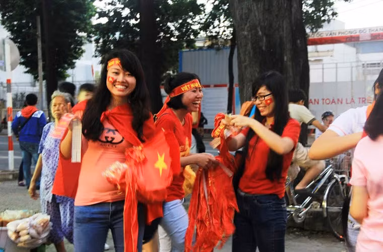 "Lời lỗ không quan trọng, mà niềm vui chính là các tuyển thủ U19 Việt Nam đã làm cho trái tim hàng chục triệu người dân Việt được sống ngất ngây hạnh phúc trong những ngày qua", nhóm bạn trẻ bán cờ trước Nhà văn hóa Thanh Niên TP HCM chia sẻ.