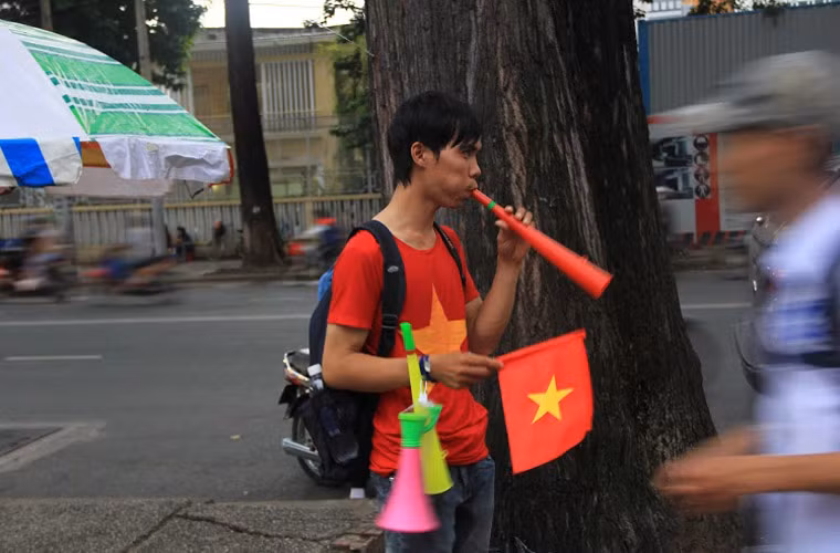 Một cổ động viên rất phấn khích, hồi hộp các tuyển thủ Việt Nam làm nên lịch sử.