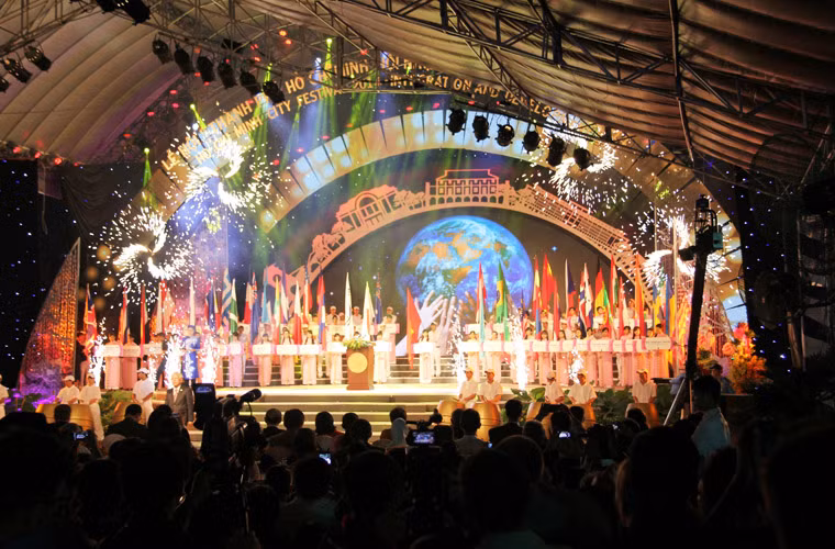 Lễ khai mạc được tổ chức trọng thể tại Công viên 23/9 (quận 1) vào tối 12/9. Tham gia lễ khai mạc có hơn 30 Quốc gia và vùng lãnh thổ có quan hệ kết nghĩa, công dân sinh sống, làm việc và học tập TP HCM.