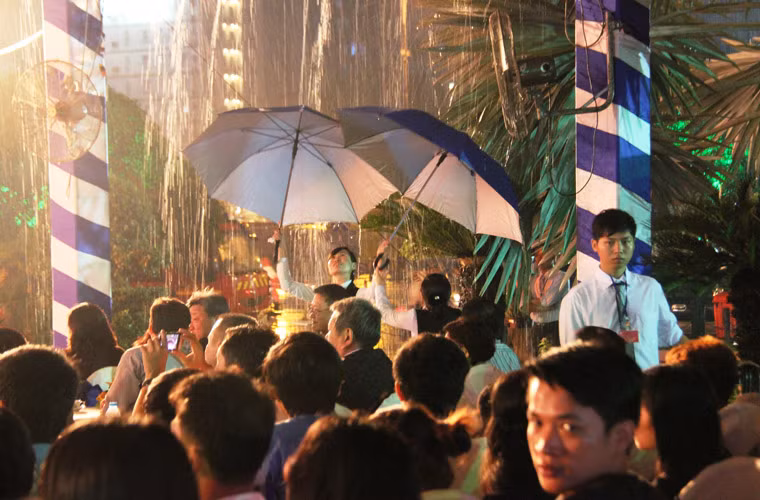 Trong đêm khai mạc, dù trời mưa lớn nhưng có hàng nghìn người đến dự lễ khai mạc và tham quan lễ hội.