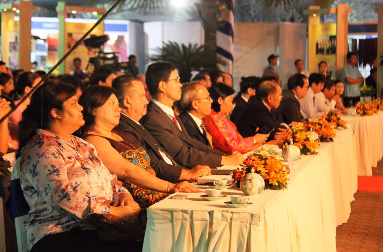 Các vị đại biểu Lãnh sự nước ngoài tại buổi khai mạc.