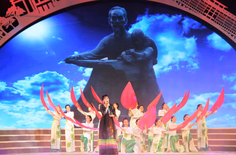 Ca sĩ người Hàn Quốc hát ca khúc ca ngợi công đức của Chủ tịch Hồ Chí Minh, Vị anh hùng của Dân tộc Việt Nam...