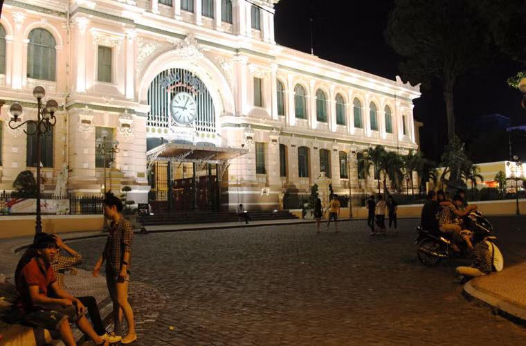 Mới 21h, quảng trường trước Bưu điện Thành phố chỉ còn vài người qua lại.