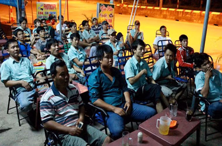 Khi trọng tài thổi còi khai cuộc, muôn triệu trái tim người hâm mộ bóng đá Việt Nam như "nín thở" dõi theo bước chân các tuyển thủ U19 Việt Nam.