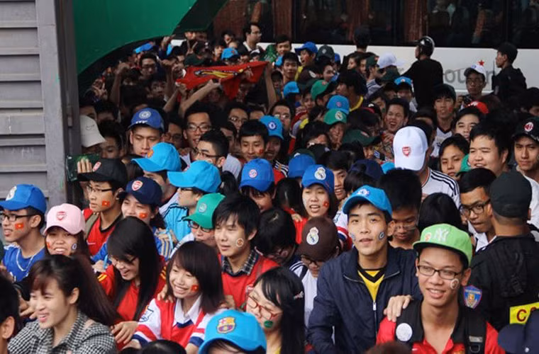 Trên khắp địa bàn thành phố nơi đâu cũng đông kín người chờ xem các tuyển thủ U19 Việt Nam so tài cùng U19 Nhật Bản trong trận chung kết ở sân Mỹ Đình.