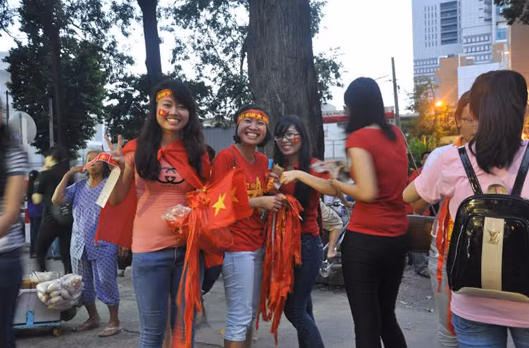 Không khí ở khắp các tuyến đường ở TP HCM cũng "nóng" không kém sân Mỹ Đình cách xa hàng nghìn km.