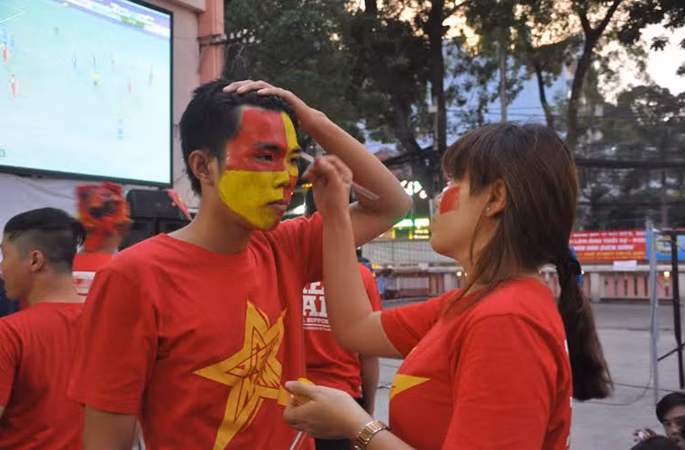 Càng gần giờ thi đấu, khuôn viên Nhà văn hóa Thanh Niên TP HCM càng đông người kéo đến. Các bạn hóa trang cho nhau để cổ vũ cho đội tuyển U19 Việt Nam...