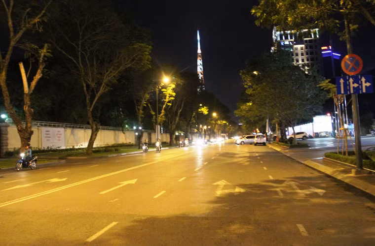 Đường Lê Duẩn (từ Thảo Cầm Viên Sài Gòn đến dinh Thống Nhất) khó mà chen chân những đêm cuối tuần nhưng đêm nay vắng vẻ đến lạ thường.
